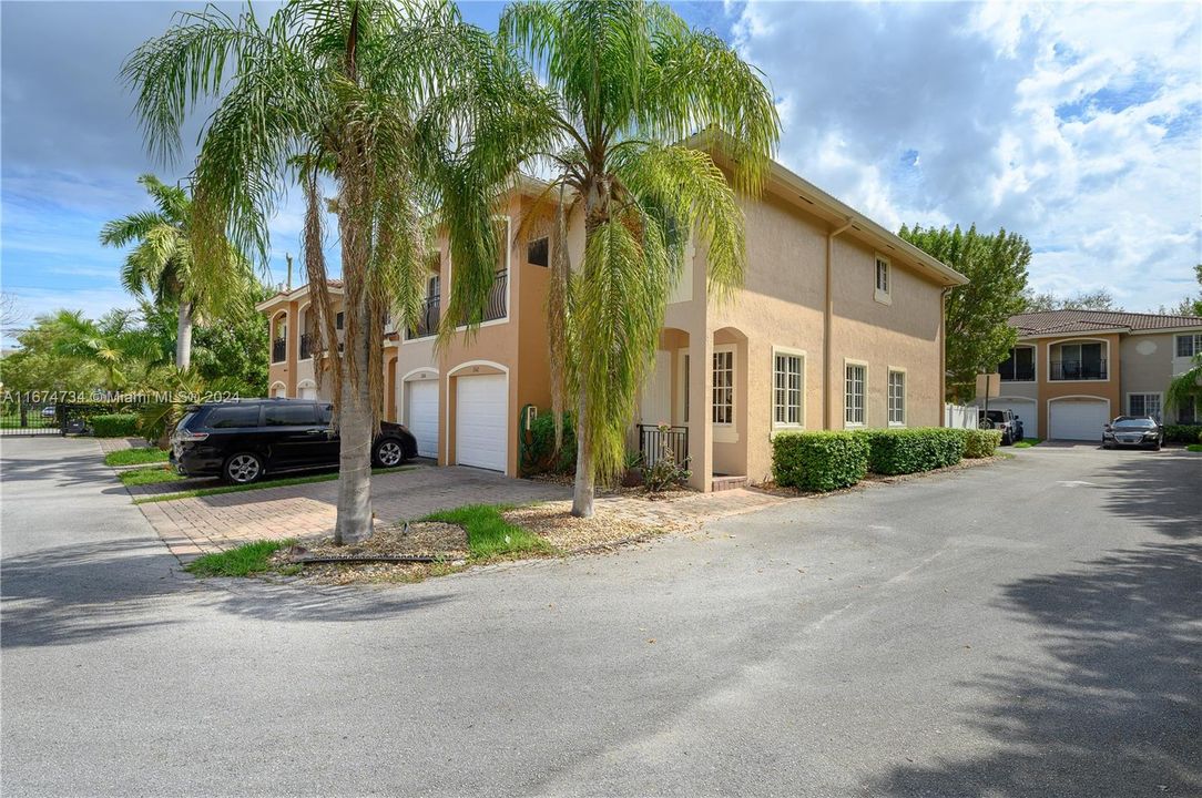 For Sale: $550,000 (3 beds, 2 baths, 1931 Square Feet)