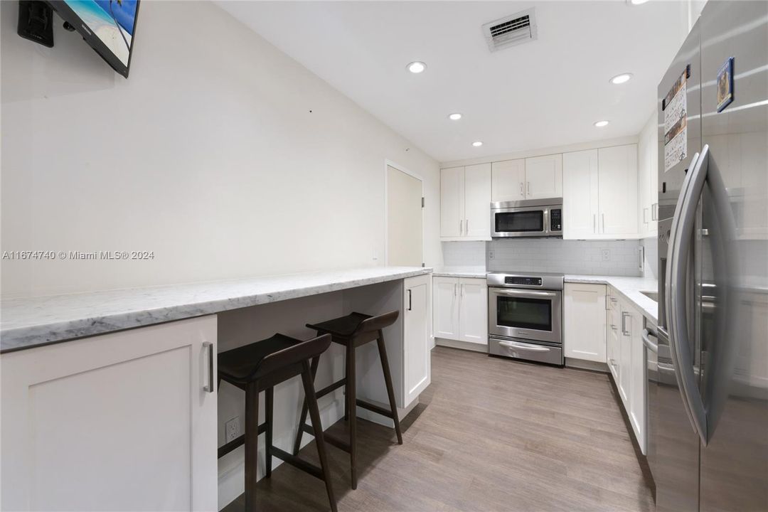 For Sale: $545,000 (1 beds, 1 baths, 910 Square Feet)