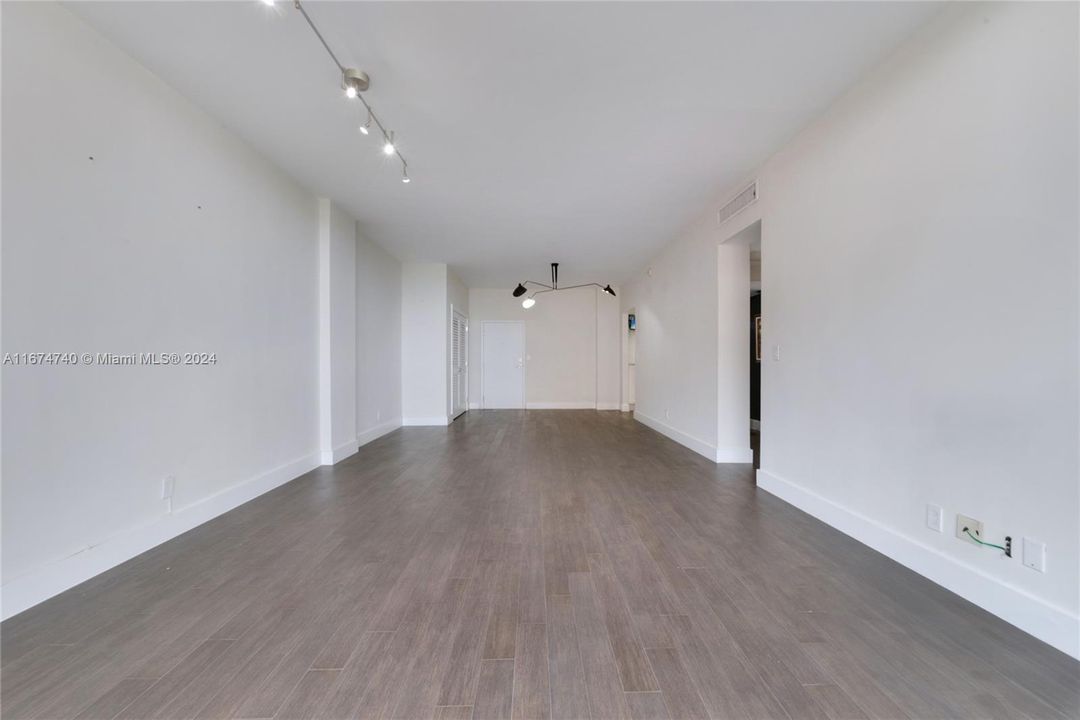 For Sale: $545,000 (1 beds, 1 baths, 910 Square Feet)