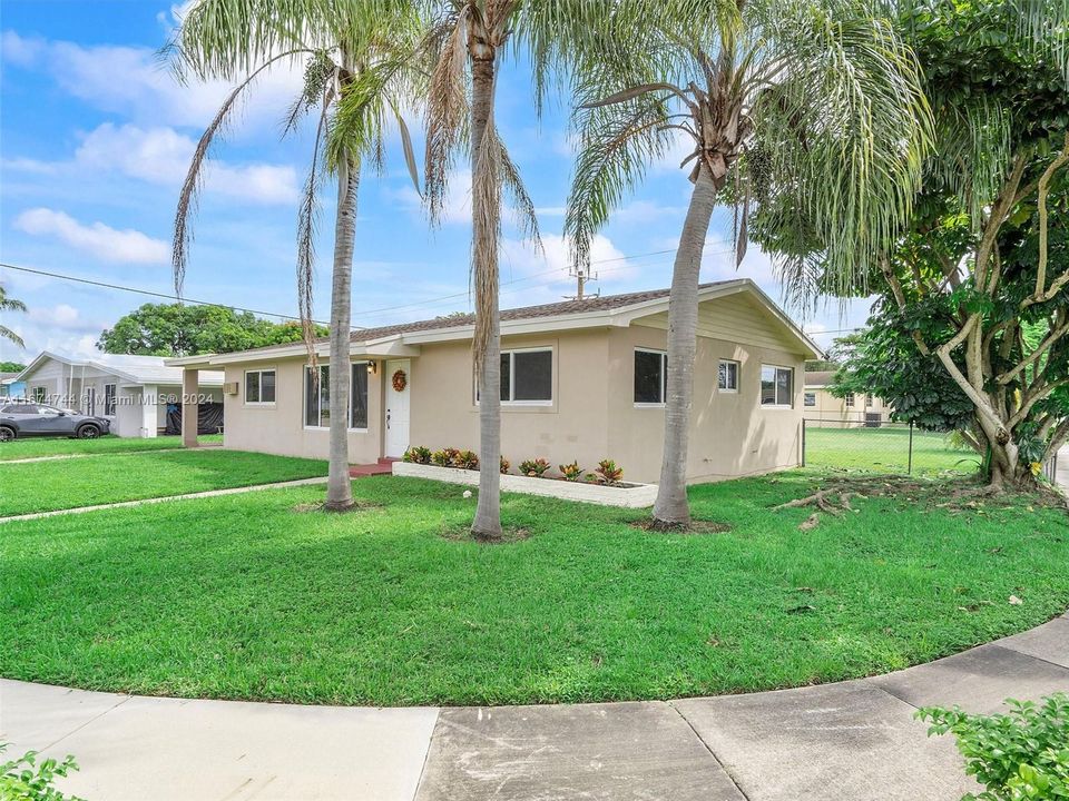 For Sale: $569,000 (3 beds, 2 baths, 1215 Square Feet)