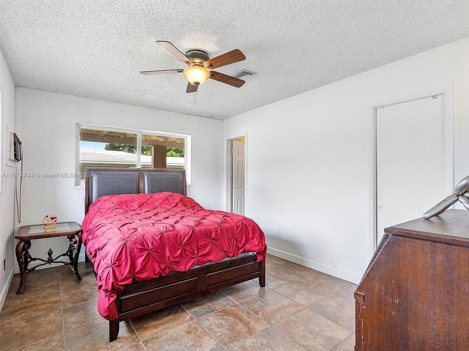 For Sale: $569,000 (3 beds, 2 baths, 1215 Square Feet)