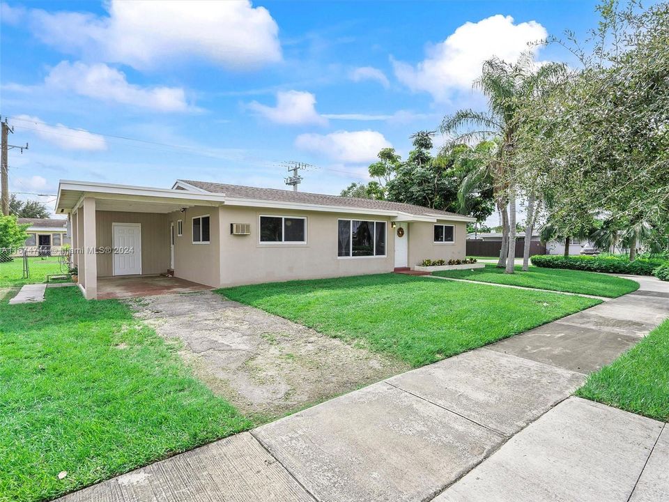 For Sale: $569,000 (3 beds, 2 baths, 1215 Square Feet)