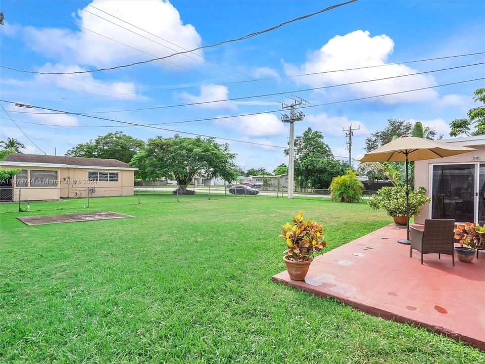 For Sale: $569,000 (3 beds, 2 baths, 1215 Square Feet)