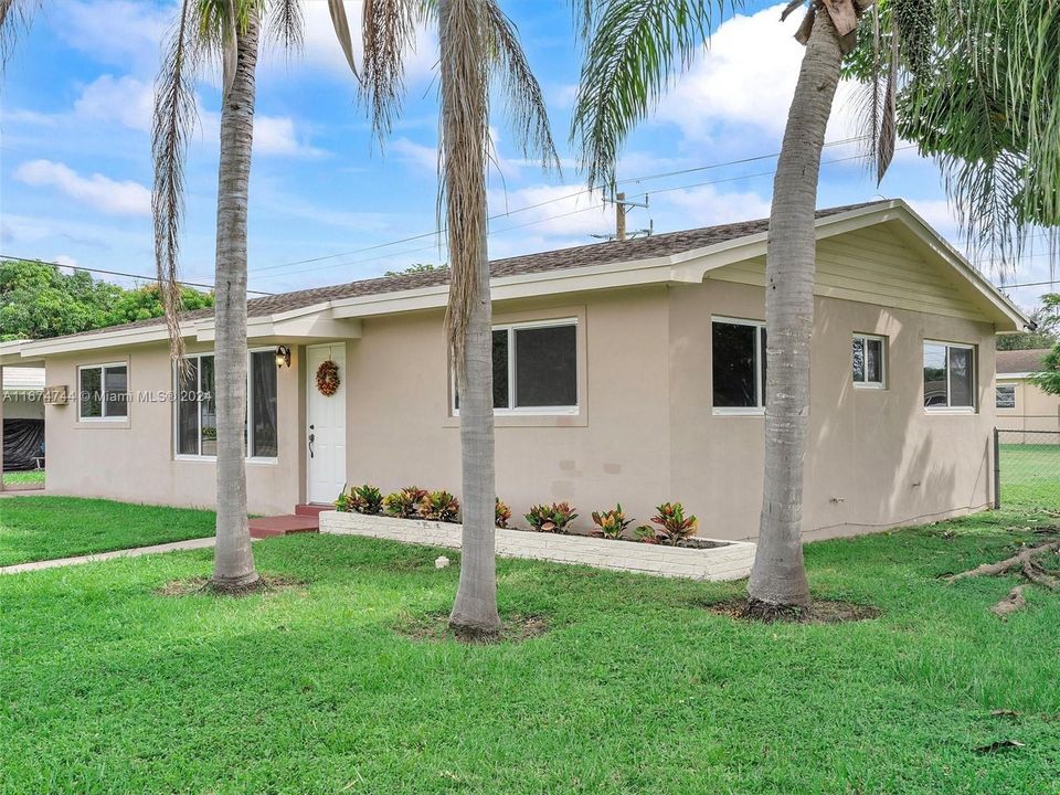 For Sale: $569,000 (3 beds, 2 baths, 1215 Square Feet)