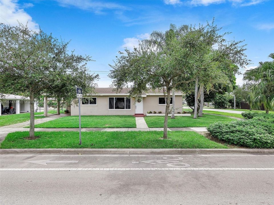 For Sale: $569,000 (3 beds, 2 baths, 1215 Square Feet)