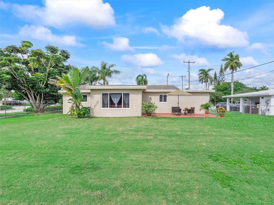 For Sale: $569,000 (3 beds, 2 baths, 1215 Square Feet)