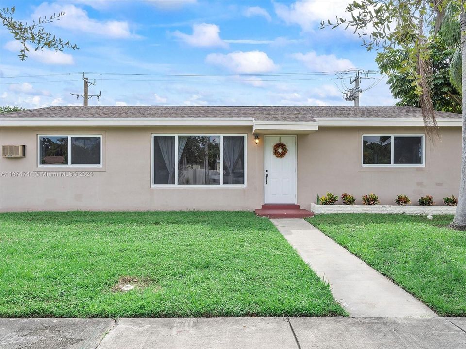 For Sale: $569,000 (3 beds, 2 baths, 1215 Square Feet)