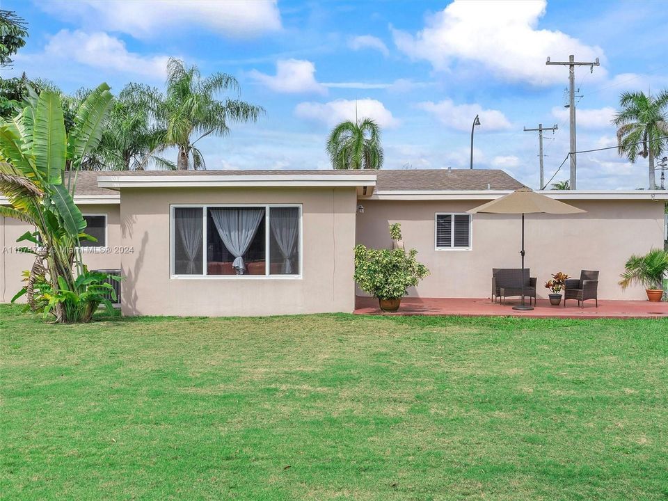 For Sale: $569,000 (3 beds, 2 baths, 1215 Square Feet)