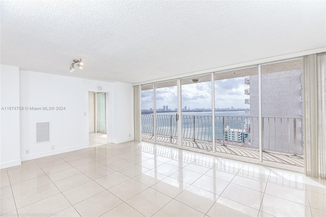 For Sale: $445,000 (2 beds, 2 baths, 1030 Square Feet)