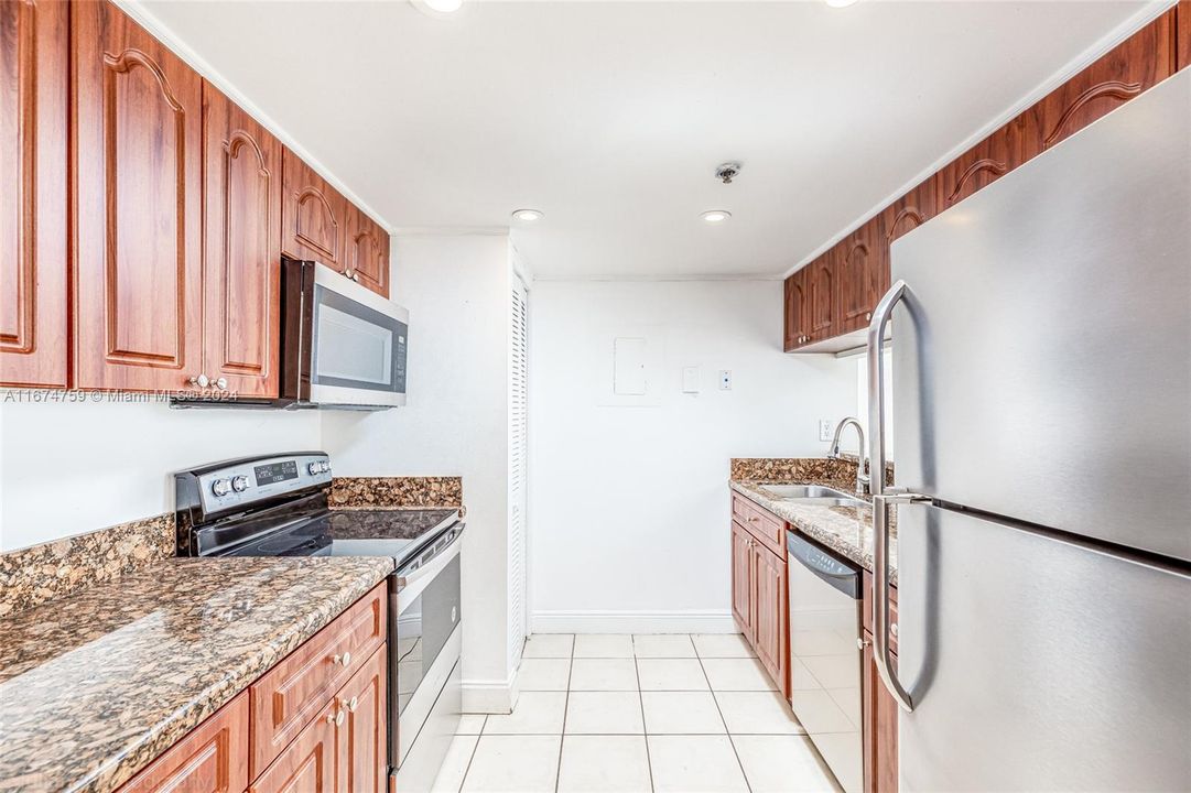 For Sale: $445,000 (2 beds, 2 baths, 1030 Square Feet)