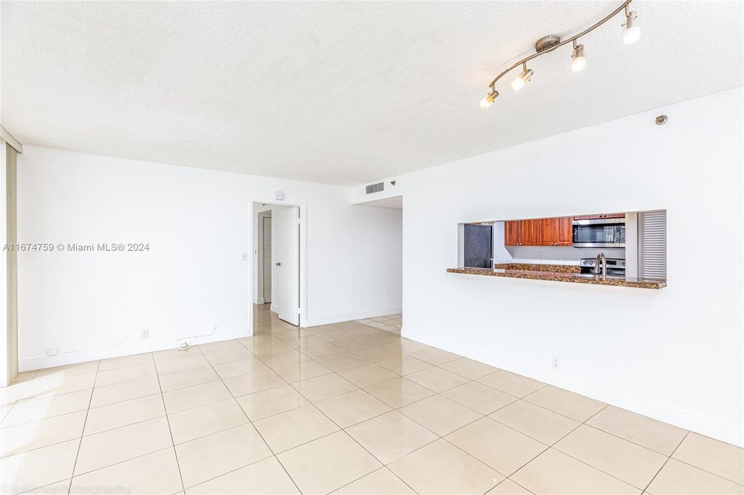 For Sale: $445,000 (2 beds, 2 baths, 1030 Square Feet)