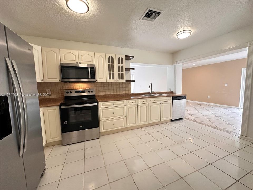 For Rent: $3,200 (4 beds, 2 baths, 1326 Square Feet)