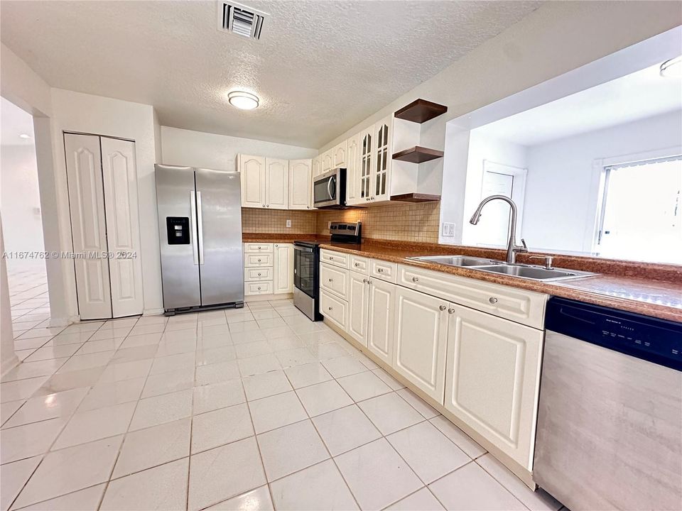 For Rent: $3,200 (4 beds, 2 baths, 1326 Square Feet)