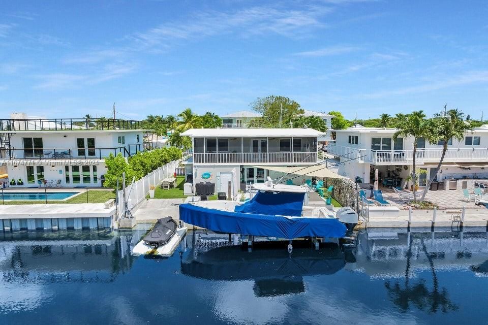 Dockside featuring a 12000 lift and immediate access to the bay