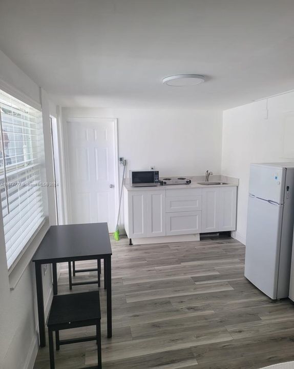 For Rent: $1,400 (1 beds, 1 baths, 1009 Square Feet)