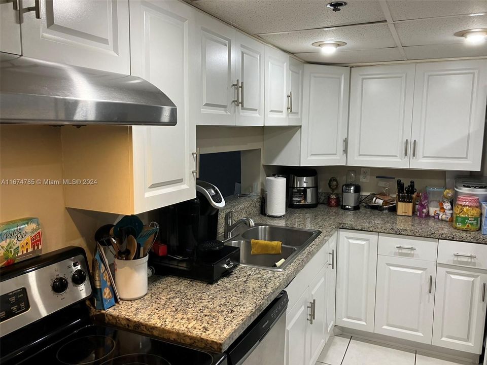 For Rent: $2,200 (2 beds, 2 baths, 965 Square Feet)