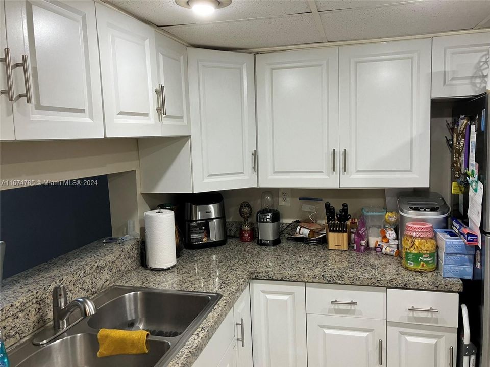 For Rent: $2,200 (2 beds, 2 baths, 965 Square Feet)