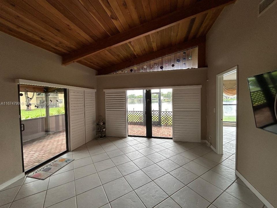 En Venta: $329,900 (2 camas, 2 baños, 1100 Pies cuadrados)