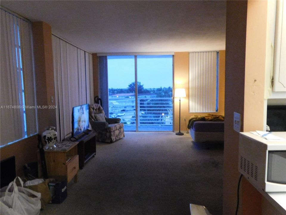 For Sale: $299,000 (1 beds, 1 baths, 643 Square Feet)