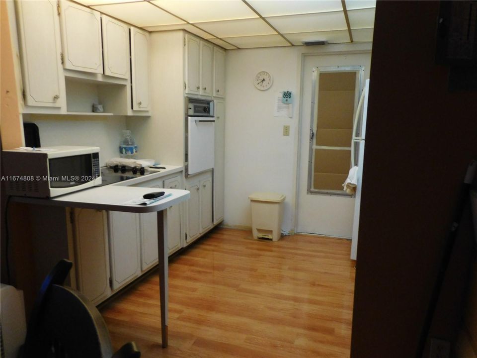 For Sale: $299,000 (1 beds, 1 baths, 643 Square Feet)