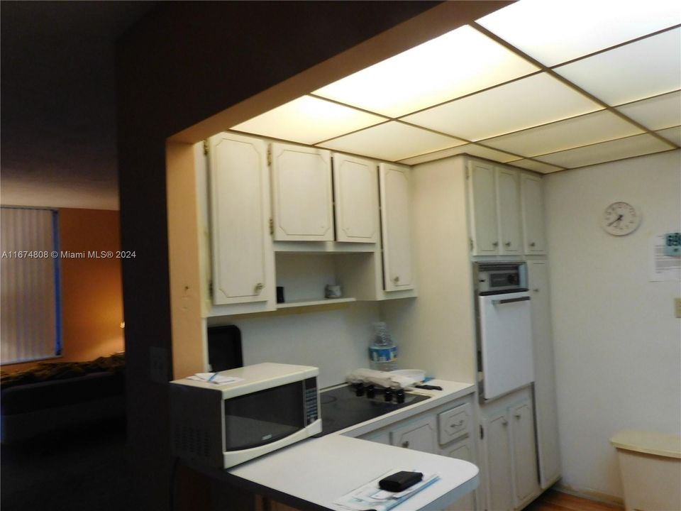 For Sale: $299,000 (1 beds, 1 baths, 643 Square Feet)