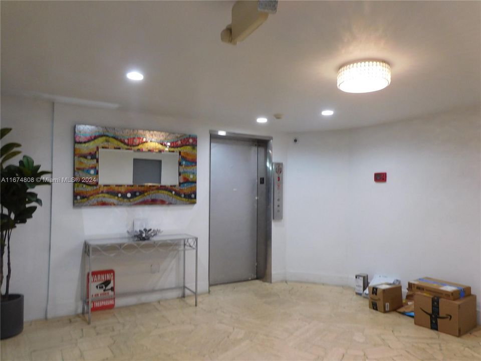 For Sale: $299,000 (1 beds, 1 baths, 643 Square Feet)