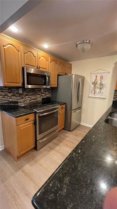 For Sale: $139,999 (1 beds, 1 baths, 738 Square Feet)