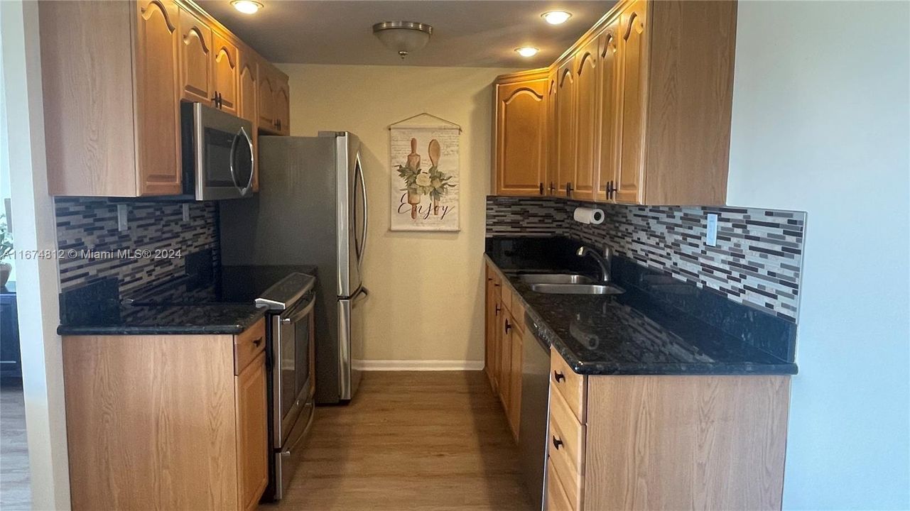 For Sale: $139,999 (1 beds, 1 baths, 738 Square Feet)