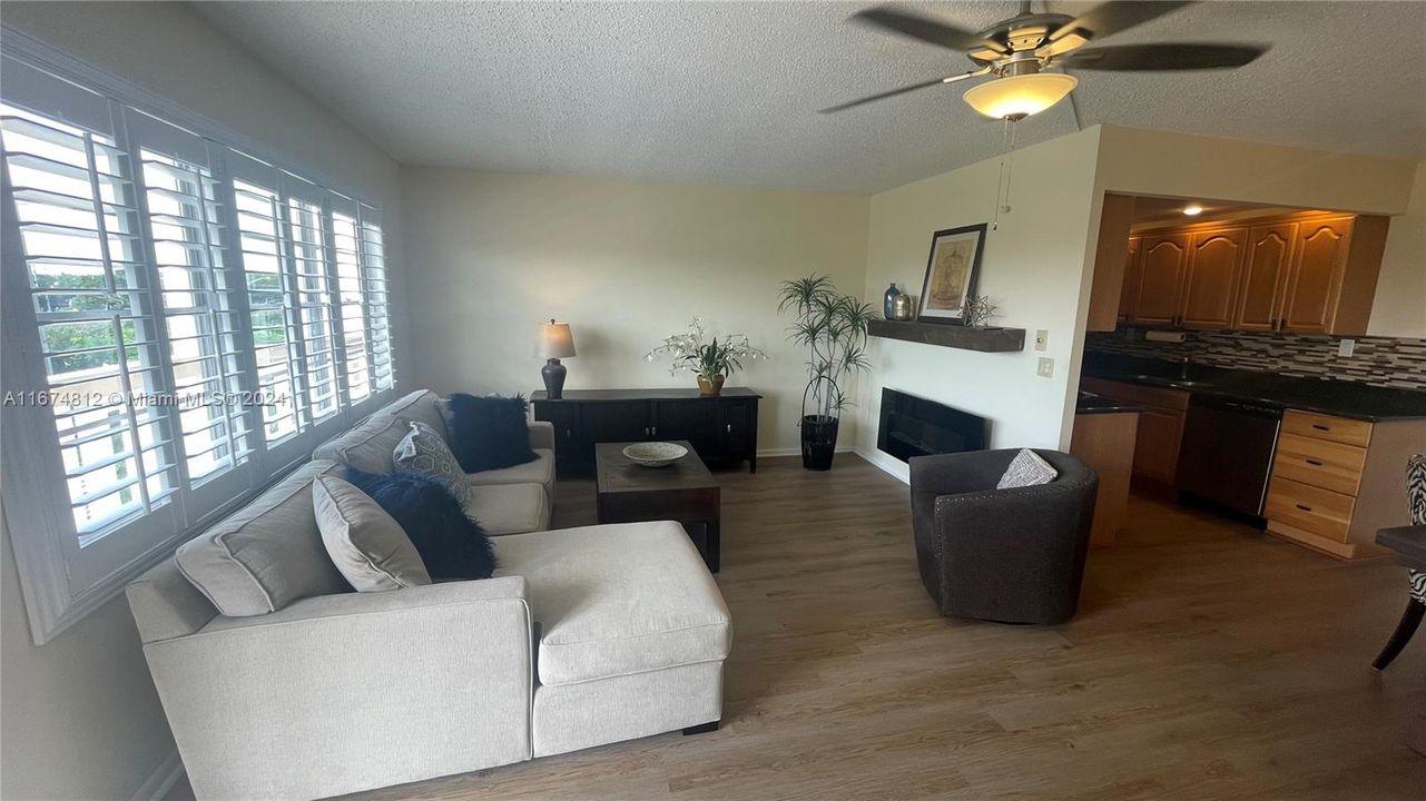 For Sale: $139,999 (1 beds, 1 baths, 738 Square Feet)