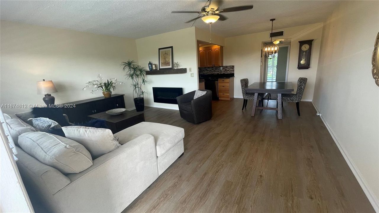 For Sale: $139,999 (1 beds, 1 baths, 738 Square Feet)