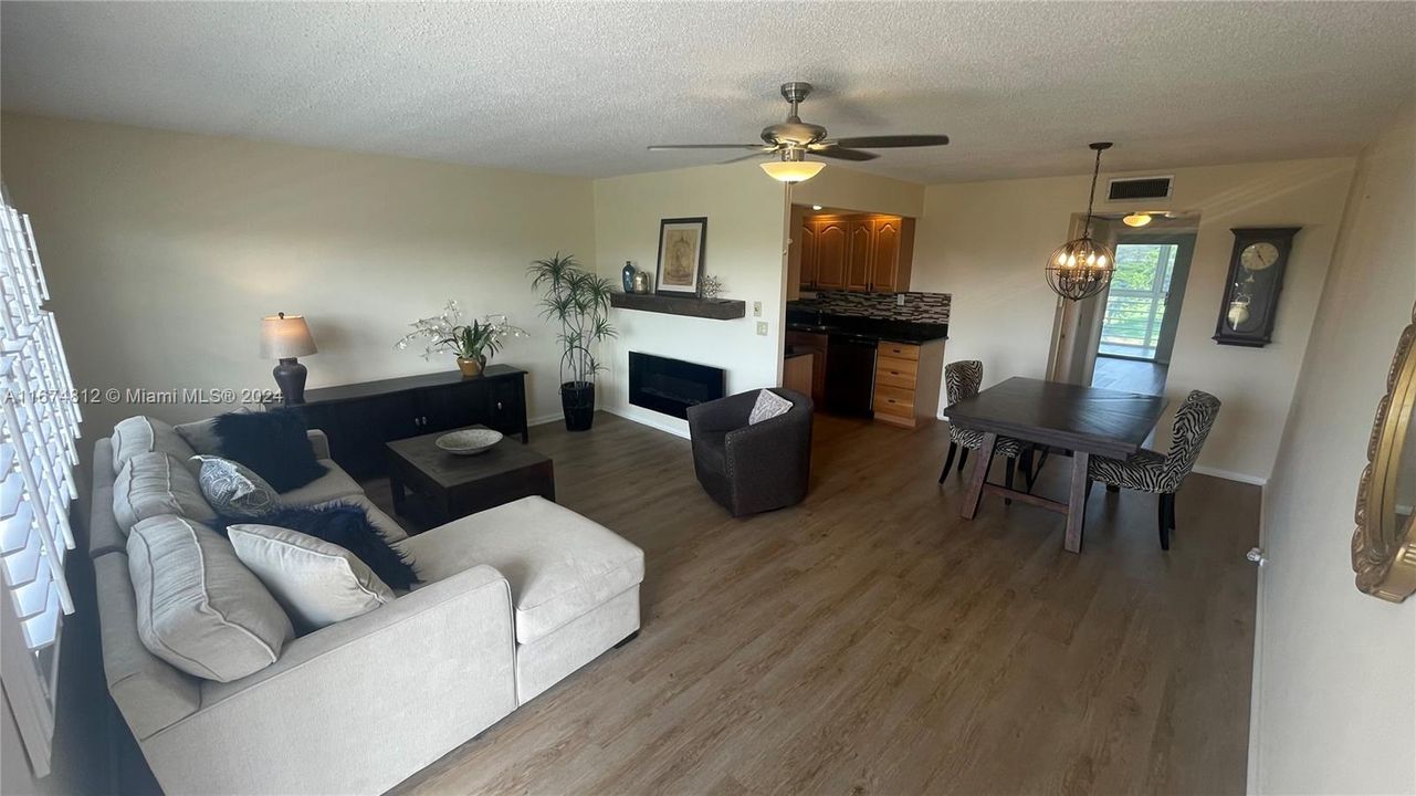 For Sale: $139,999 (1 beds, 1 baths, 738 Square Feet)