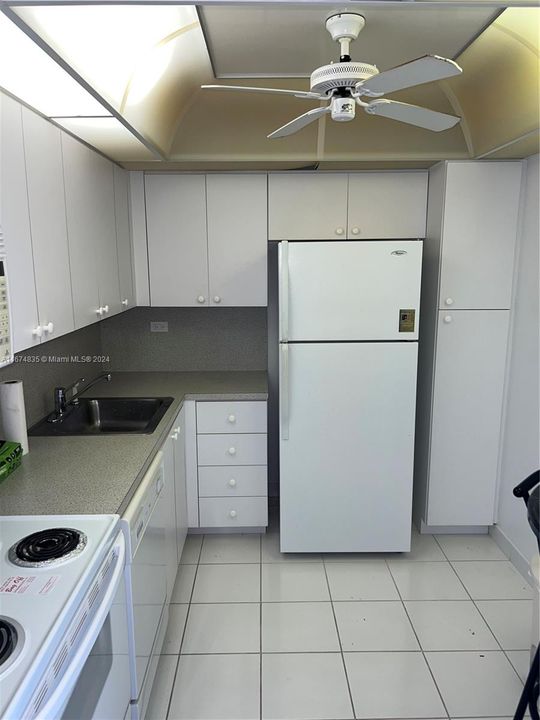 For Sale: $350,000 (2 beds, 2 baths, 1011 Square Feet)