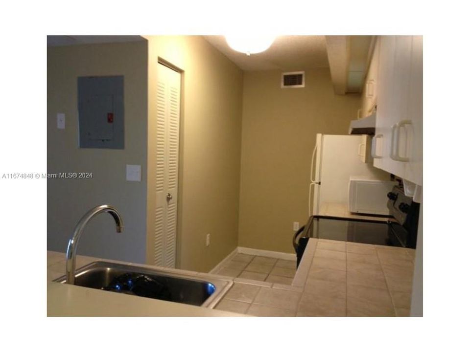 For Rent: $2,100 (2 beds, 2 baths, 1113 Square Feet)