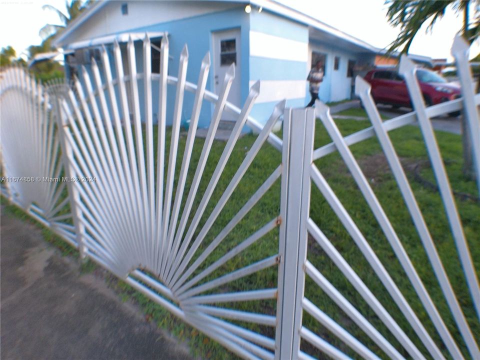 For Sale: $520,000 (3 beds, 2 baths, 1298 Square Feet)