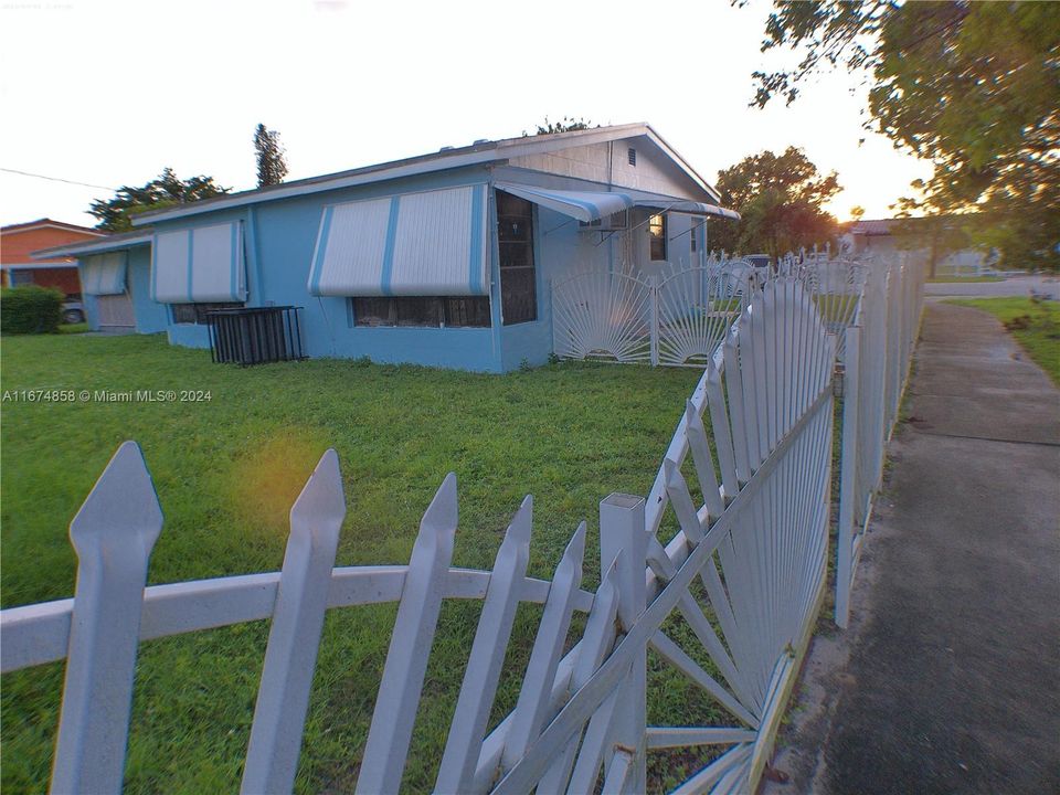 For Sale: $520,000 (3 beds, 2 baths, 1298 Square Feet)