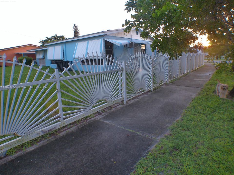 For Sale: $520,000 (3 beds, 2 baths, 1298 Square Feet)