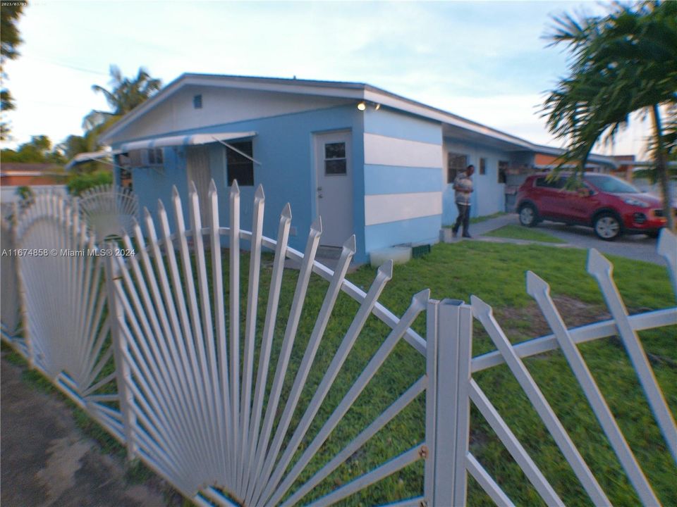 For Sale: $520,000 (3 beds, 2 baths, 1298 Square Feet)