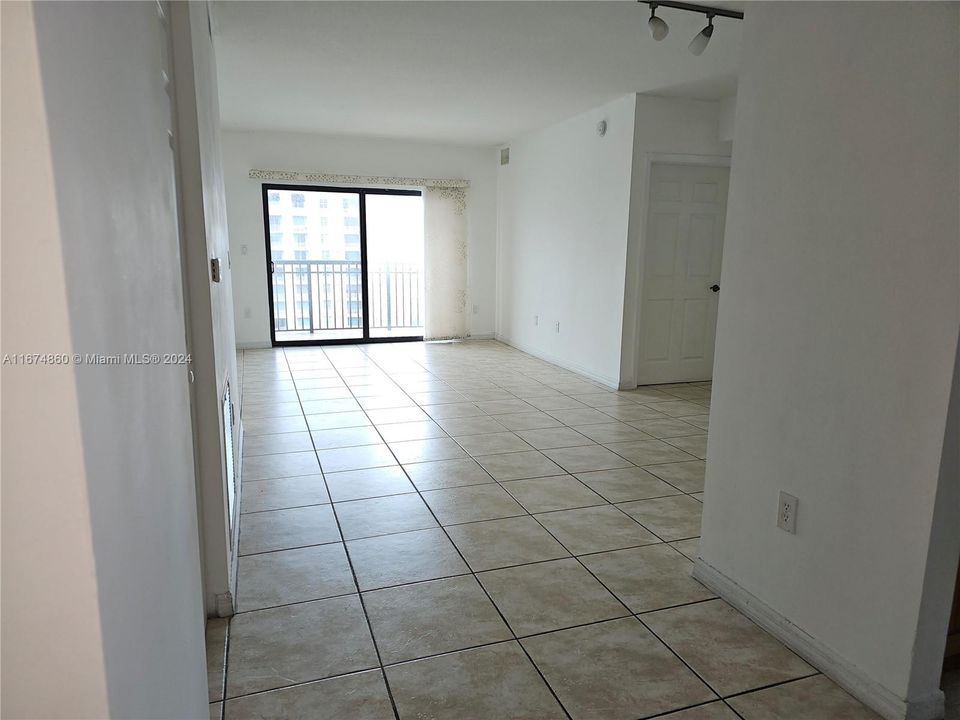 For Rent: $2,800 (2 beds, 2 baths, 1005 Square Feet)