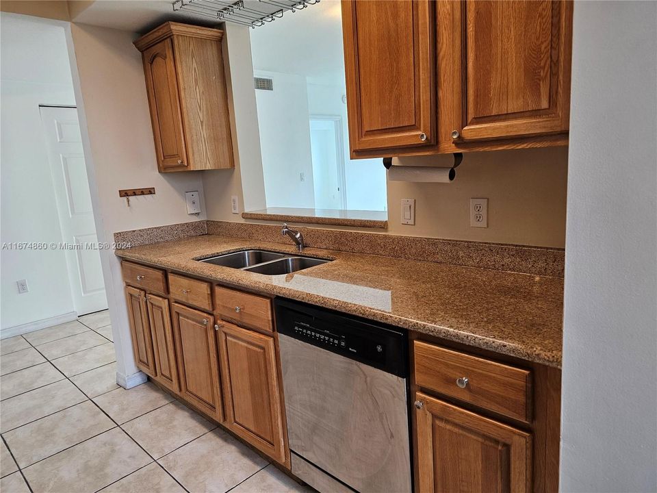 For Rent: $2,800 (2 beds, 2 baths, 1005 Square Feet)