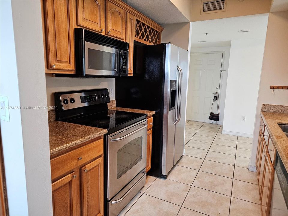 For Rent: $2,800 (2 beds, 2 baths, 1005 Square Feet)