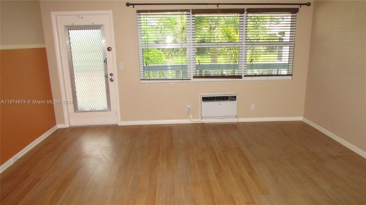 For Sale: $110,000 (1 beds, 1 baths, 585 Square Feet)