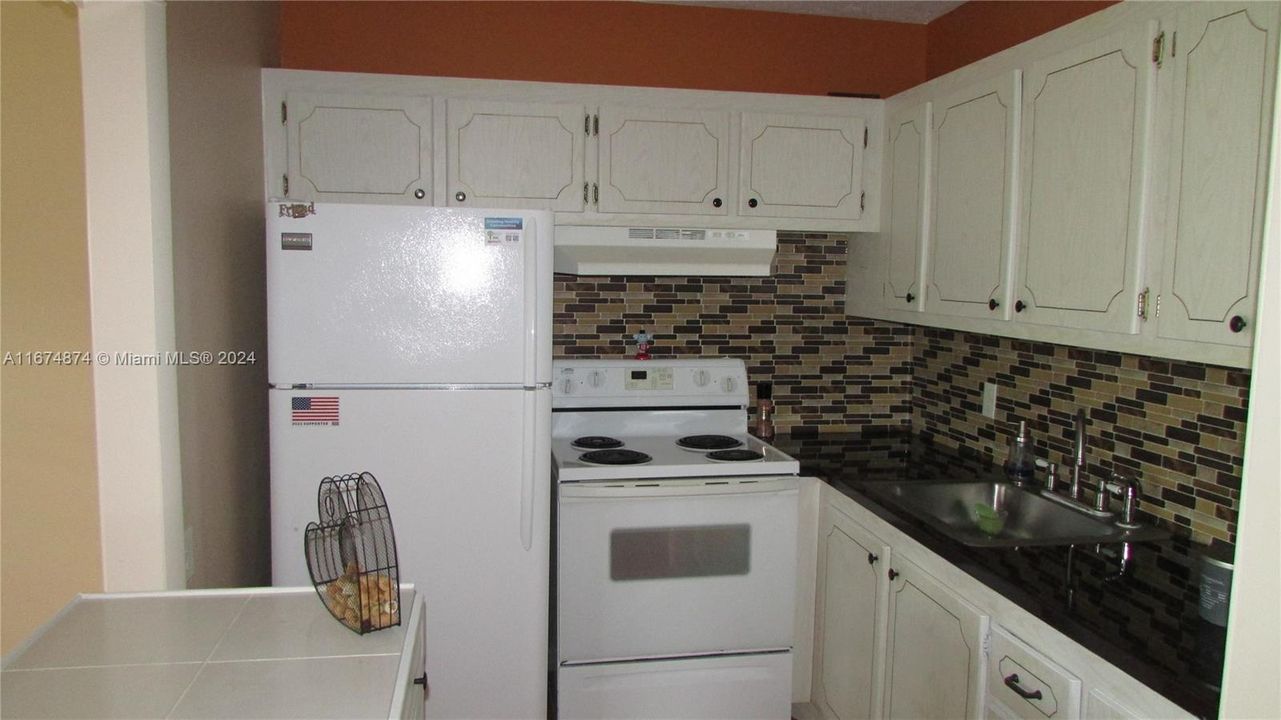 For Sale: $110,000 (1 beds, 1 baths, 585 Square Feet)