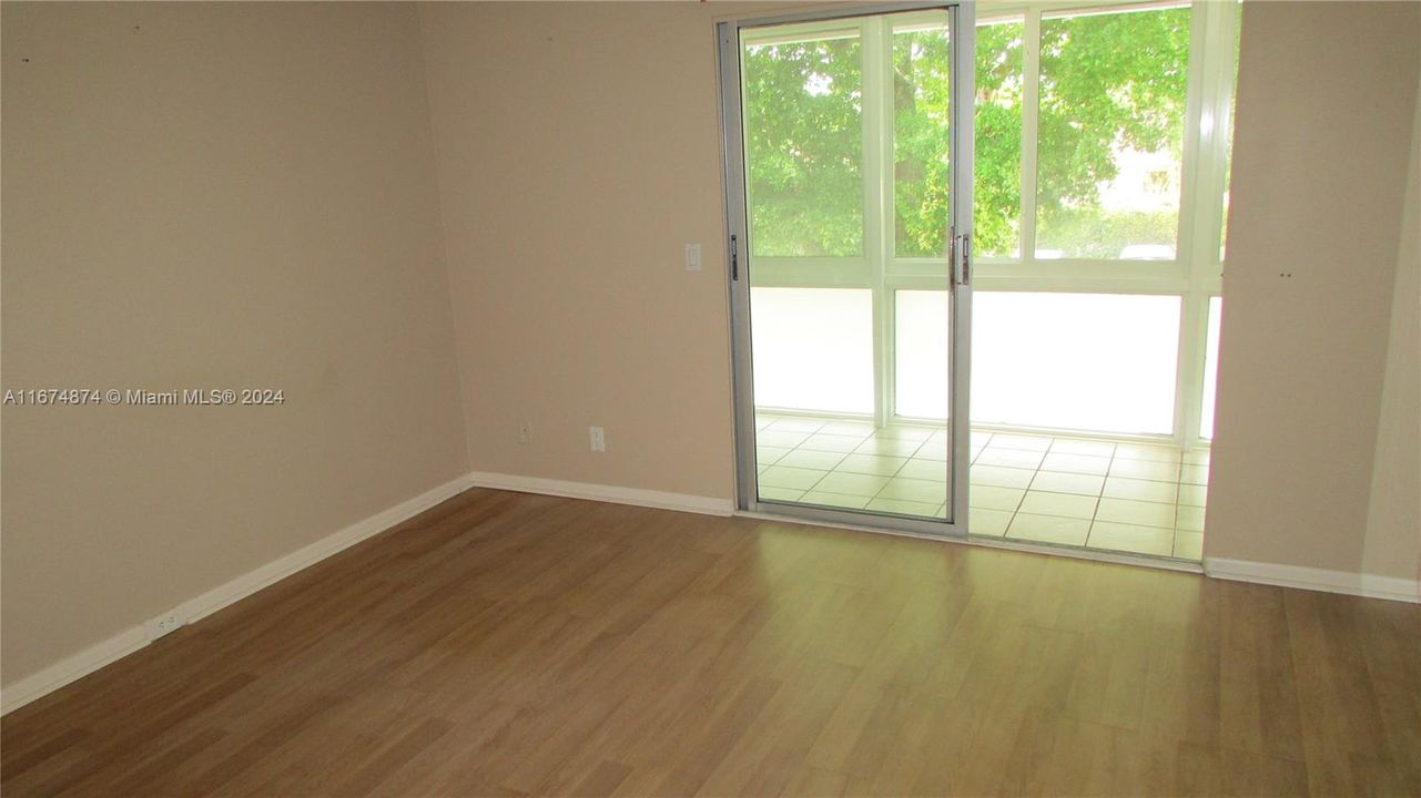 For Sale: $110,000 (1 beds, 1 baths, 585 Square Feet)