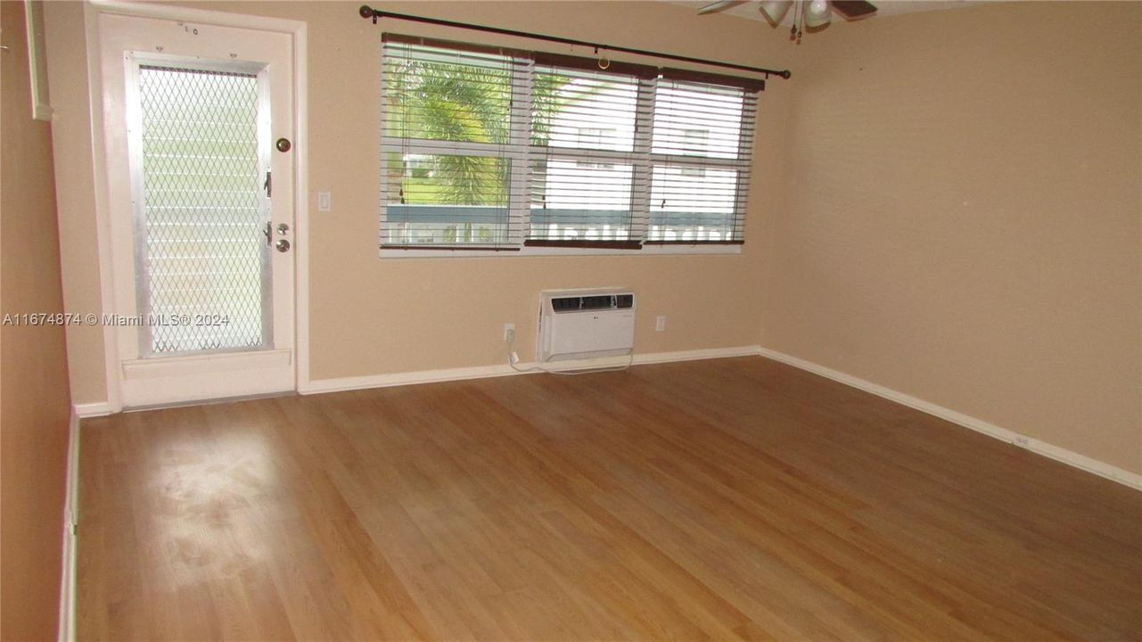 For Sale: $110,000 (1 beds, 1 baths, 585 Square Feet)