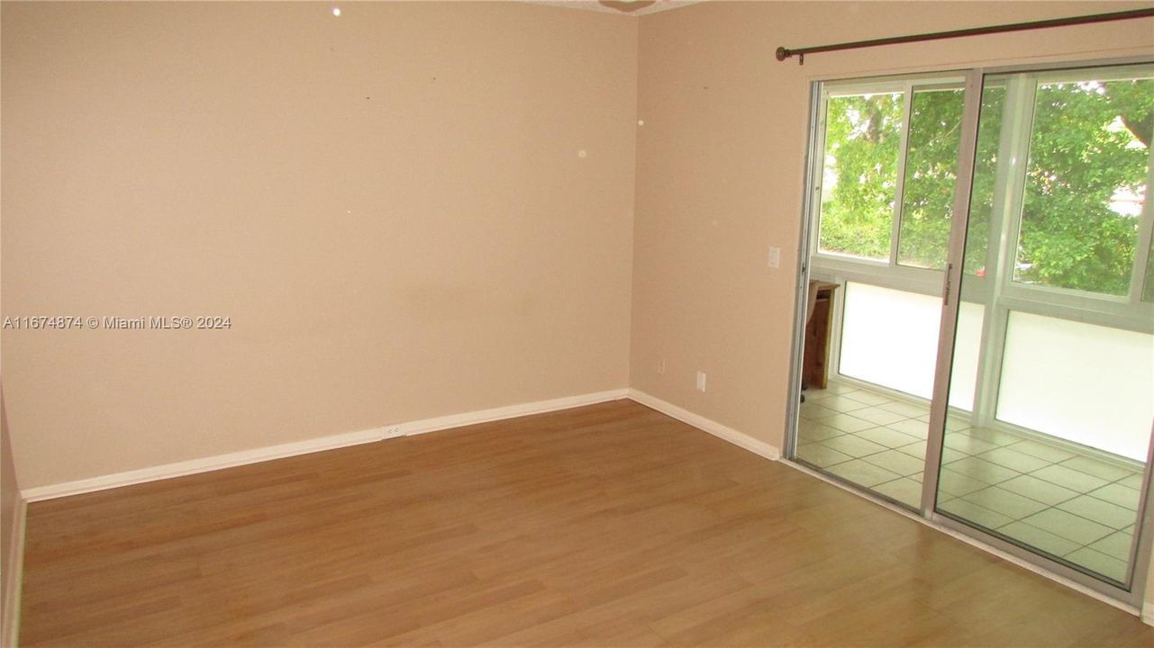 For Sale: $110,000 (1 beds, 1 baths, 585 Square Feet)