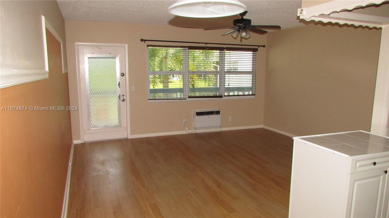 For Sale: $110,000 (1 beds, 1 baths, 585 Square Feet)