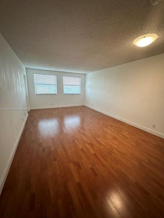 For Sale: $260,000 (1 beds, 1 baths, 710 Square Feet)