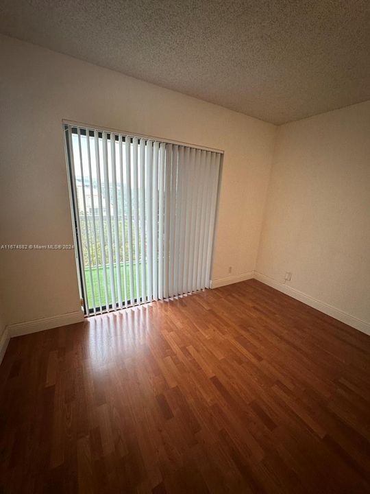 For Sale: $260,000 (1 beds, 1 baths, 710 Square Feet)