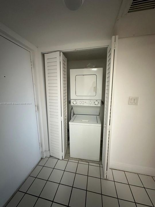 For Sale: $260,000 (1 beds, 1 baths, 710 Square Feet)