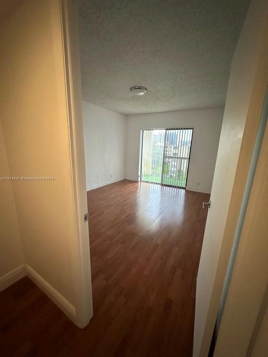 For Sale: $260,000 (1 beds, 1 baths, 710 Square Feet)